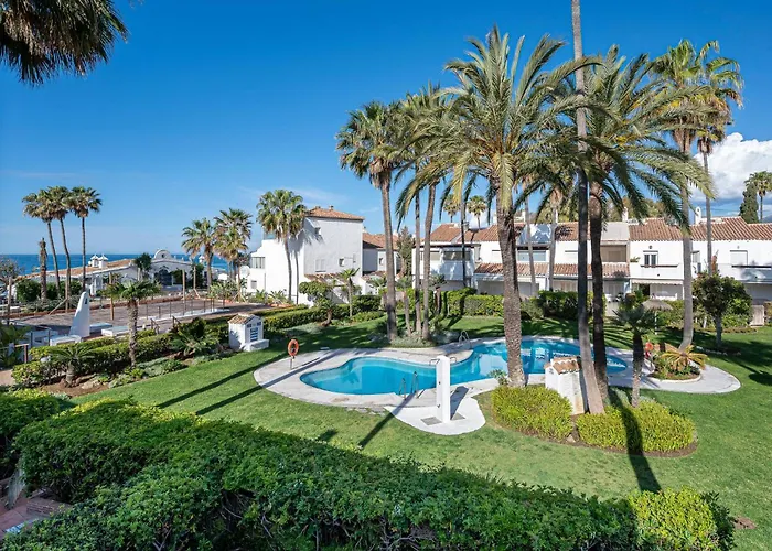 Townhouse W/ Swimming Pool And Underground Parking *