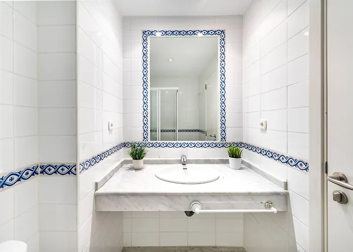 Townhouse W/ Swimming Pool And Underground Parking