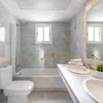 Townhouse W/ Swimming Pool And Underground Parking *