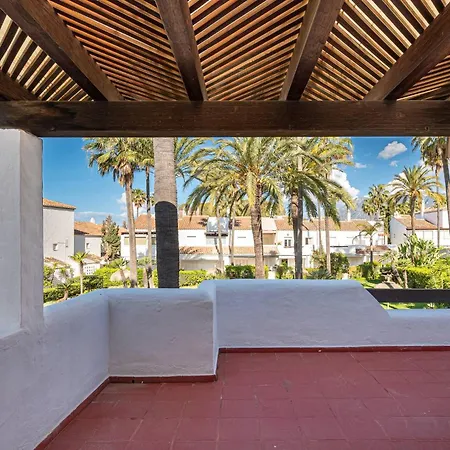 Townhouse W/ Swimming Pool And Underground Parking *