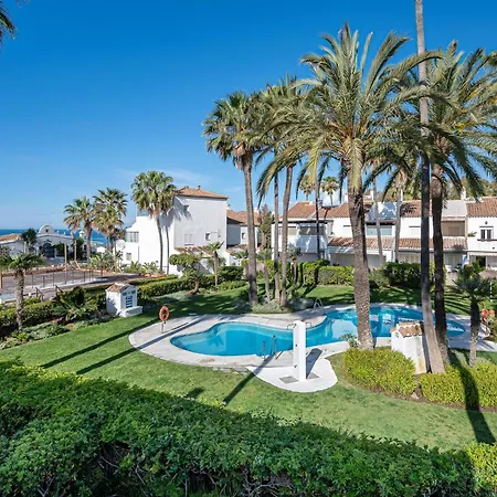 Townhouse W/ Swimming Pool And Underground Parking *