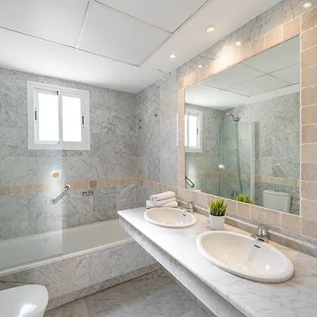 Daire Townhouse W/ Swimming Pool And Underground Parking Marbella