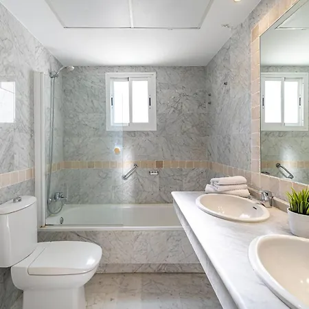 Townhouse W/ Swimming Pool And Underground Parking *