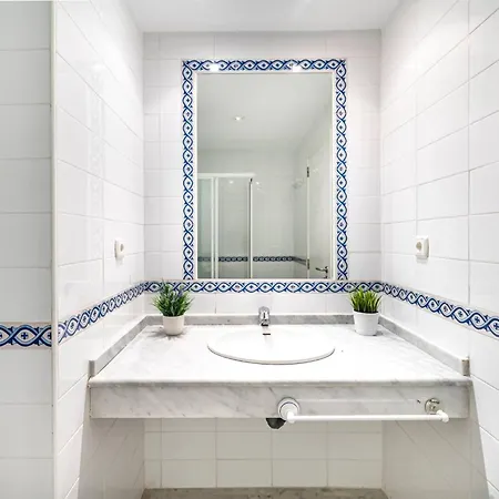 Townhouse W/ Swimming Pool And Underground Parking