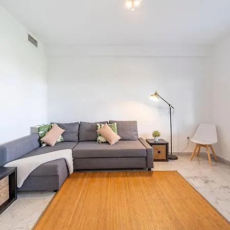 Townhouse W/ Swimming Pool And Underground Parking *