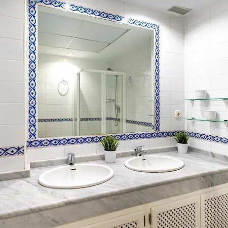 Townhouse W/ Swimming Pool And Underground Parking *