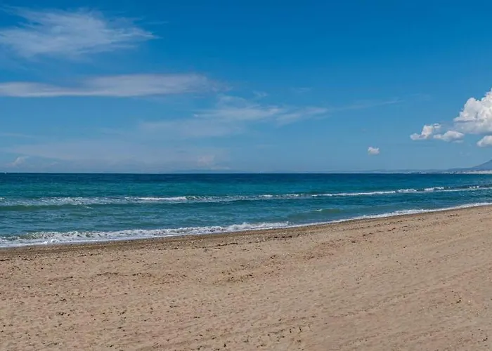 Townhouse W/ Swimming Pool And Underground Parking