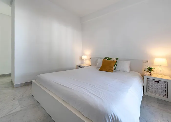 Townhouse W/ Swimming Pool And Underground Parking *