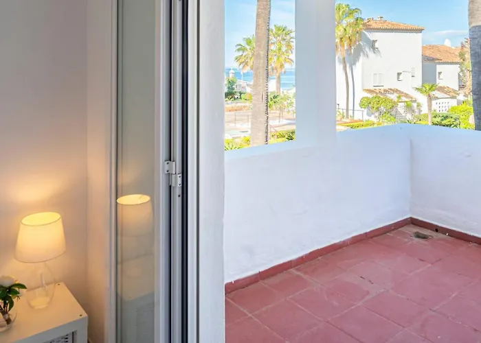 Townhouse W/ Swimming Pool And Underground Parking *