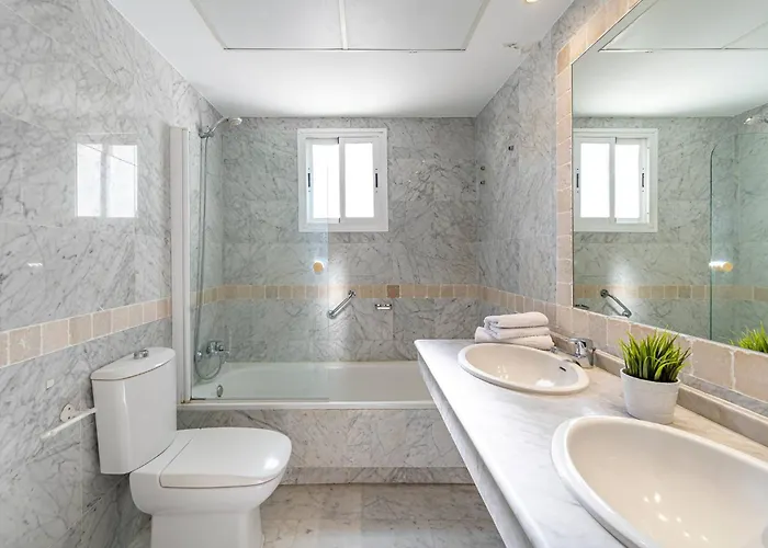 Townhouse W/ Swimming Pool And Underground Parking *