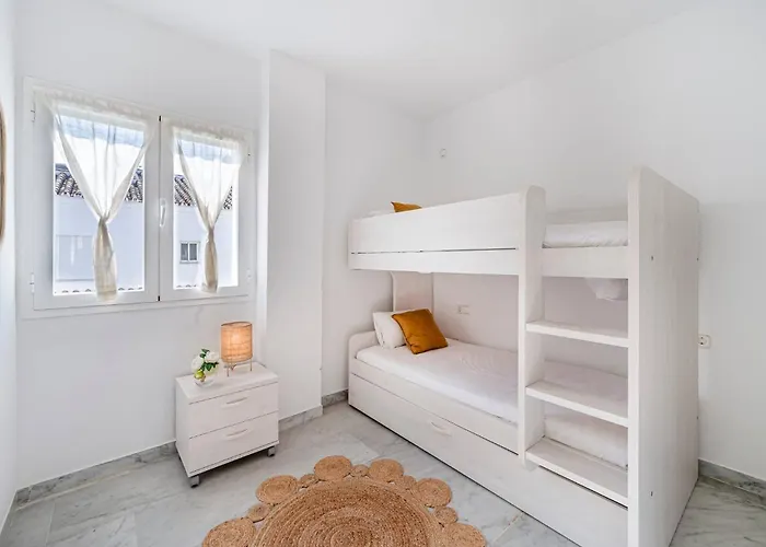 Townhouse W/ Swimming Pool And Underground Parking