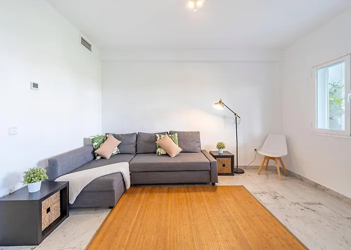 Townhouse W/ Swimming Pool And Underground Parking *