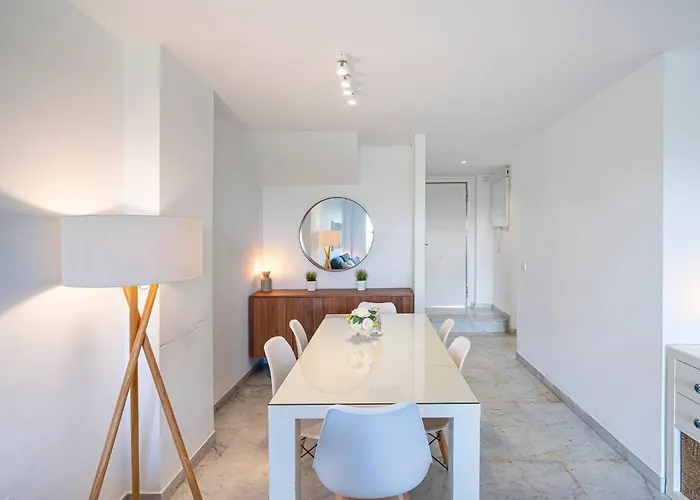 Townhouse W/ Swimming Pool And Underground Parking