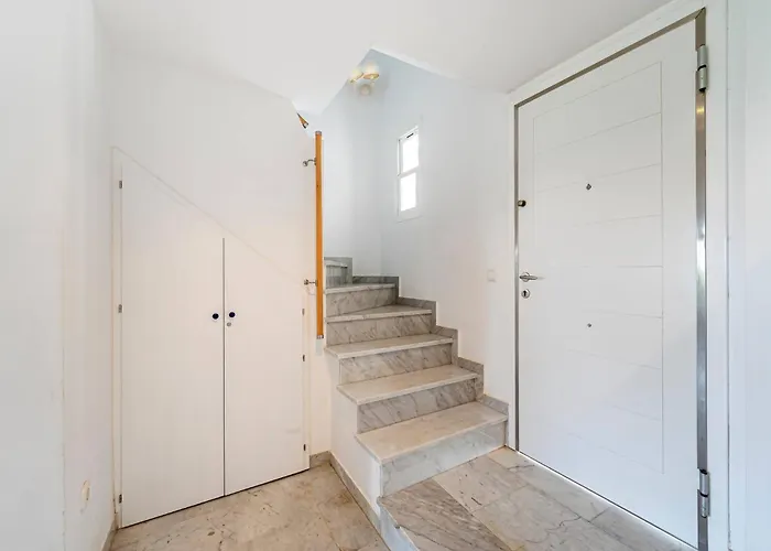 Townhouse W/ Swimming Pool And Underground Parking Apartment *