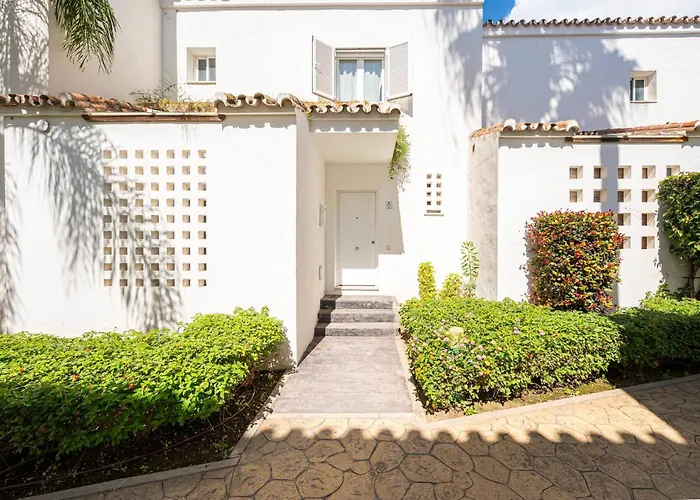 Townhouse W/ Swimming Pool And Underground Parking Marbella