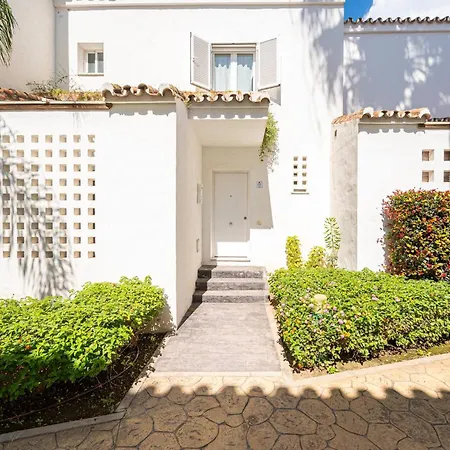 Townhouse W/ Swimming Pool And Underground Parking Marbella